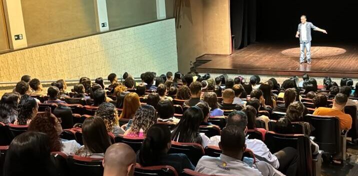 Peça teatral “Seja um bom vendedor” agita público em Mariana