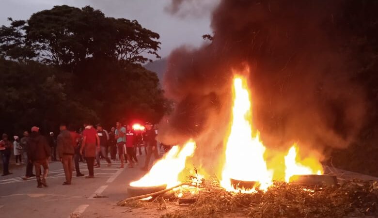 Moradores de Bocaina promovem manifestação na BR-356 após grave acidente