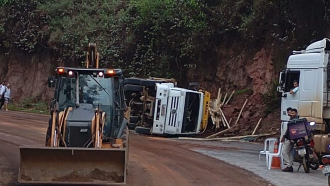 Caminhão tomba na “Serra da Santa” e complica o trânsito