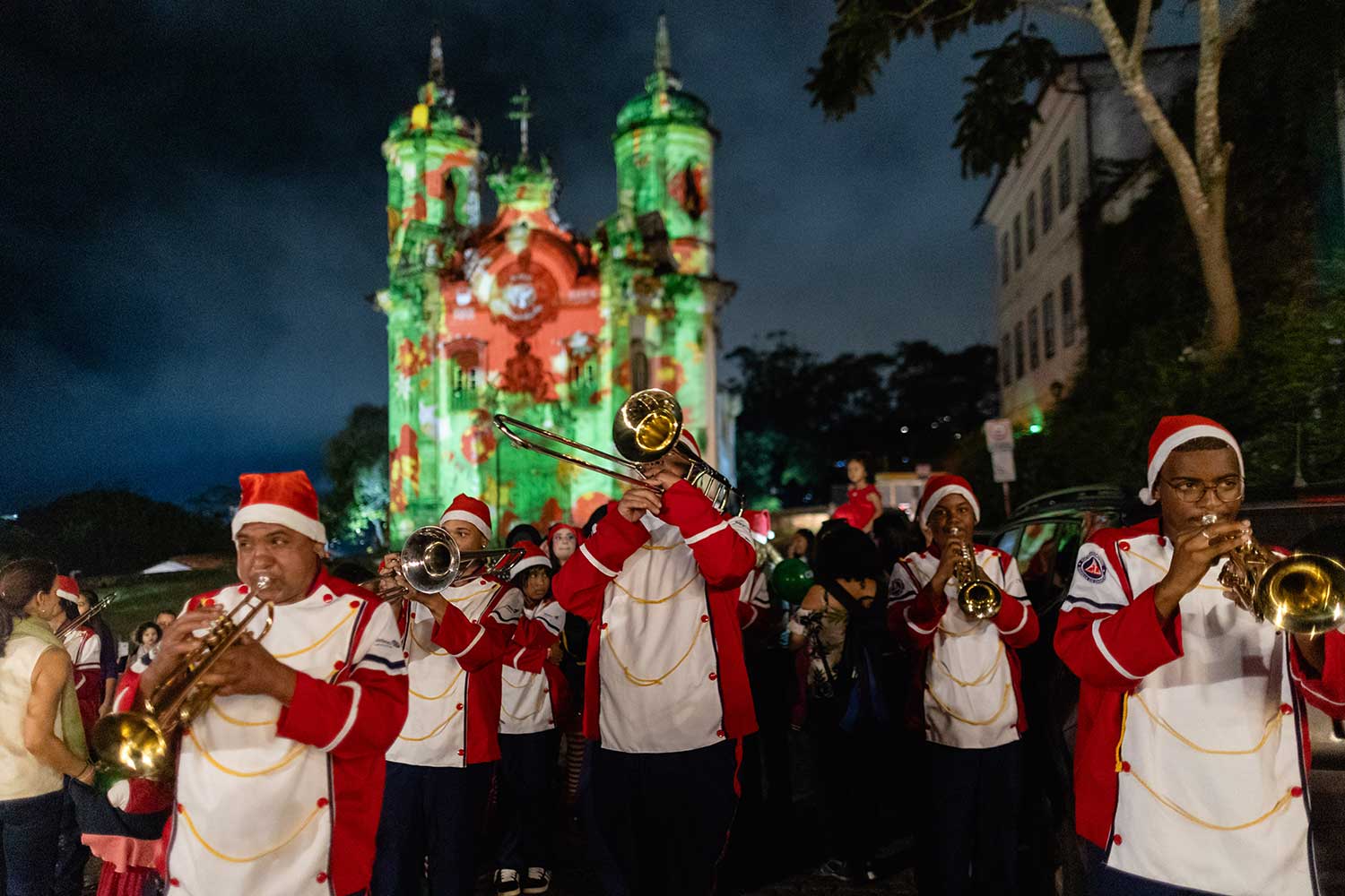 Em desfile memorável, mais de 5 mil pessoas participam de cortejo do Natal de Ouro Preto