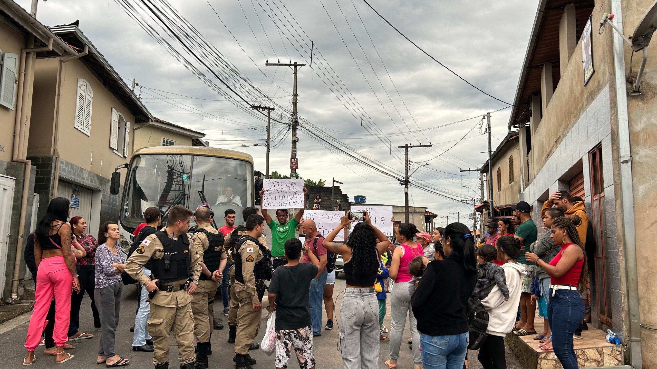 Moradores do Morro Santana protestam por melhorias no transporte coletivo e horários de ônibus