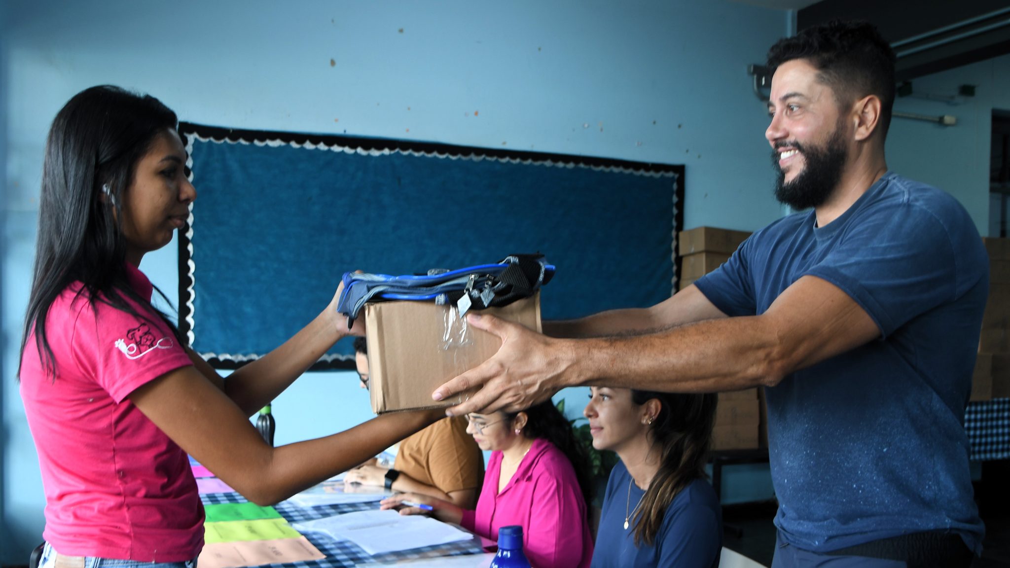 Escolas Municipais iniciam entrega de kits escolares para os estudantes