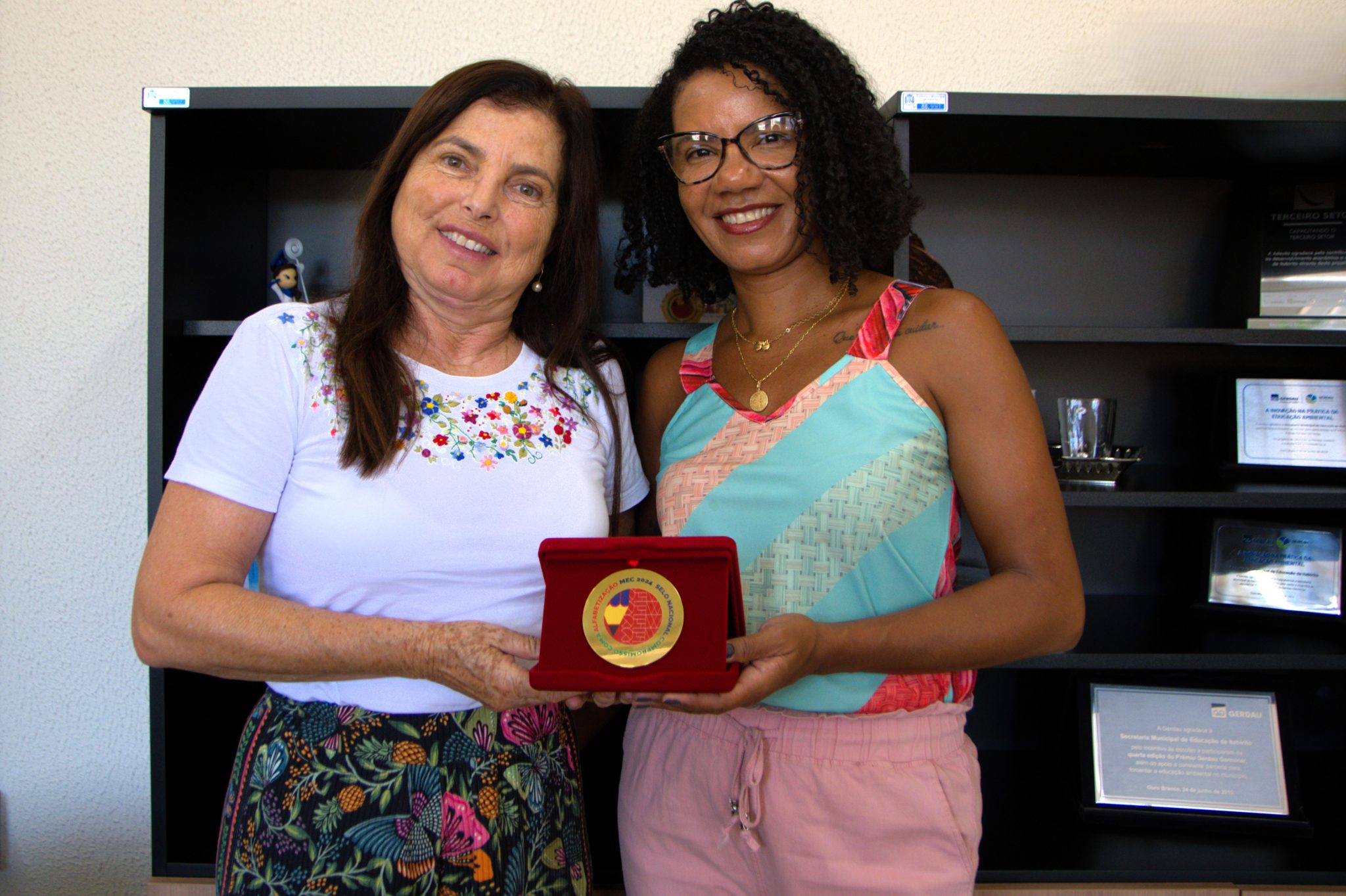 Selo de Ouro da Alfabetização é entregue a Itabirito