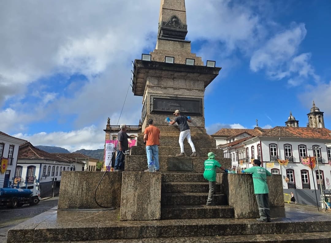 Monumento à Tiradentes é alvo de vandalismo