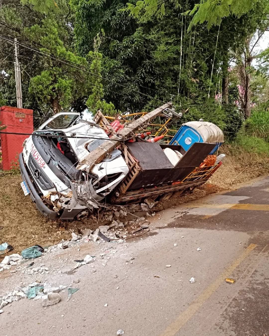 Acidente envolvendo batida micro-ônibus e caminhão, em Santo Antônio do Leite, deixou feridos e causou queda de energia