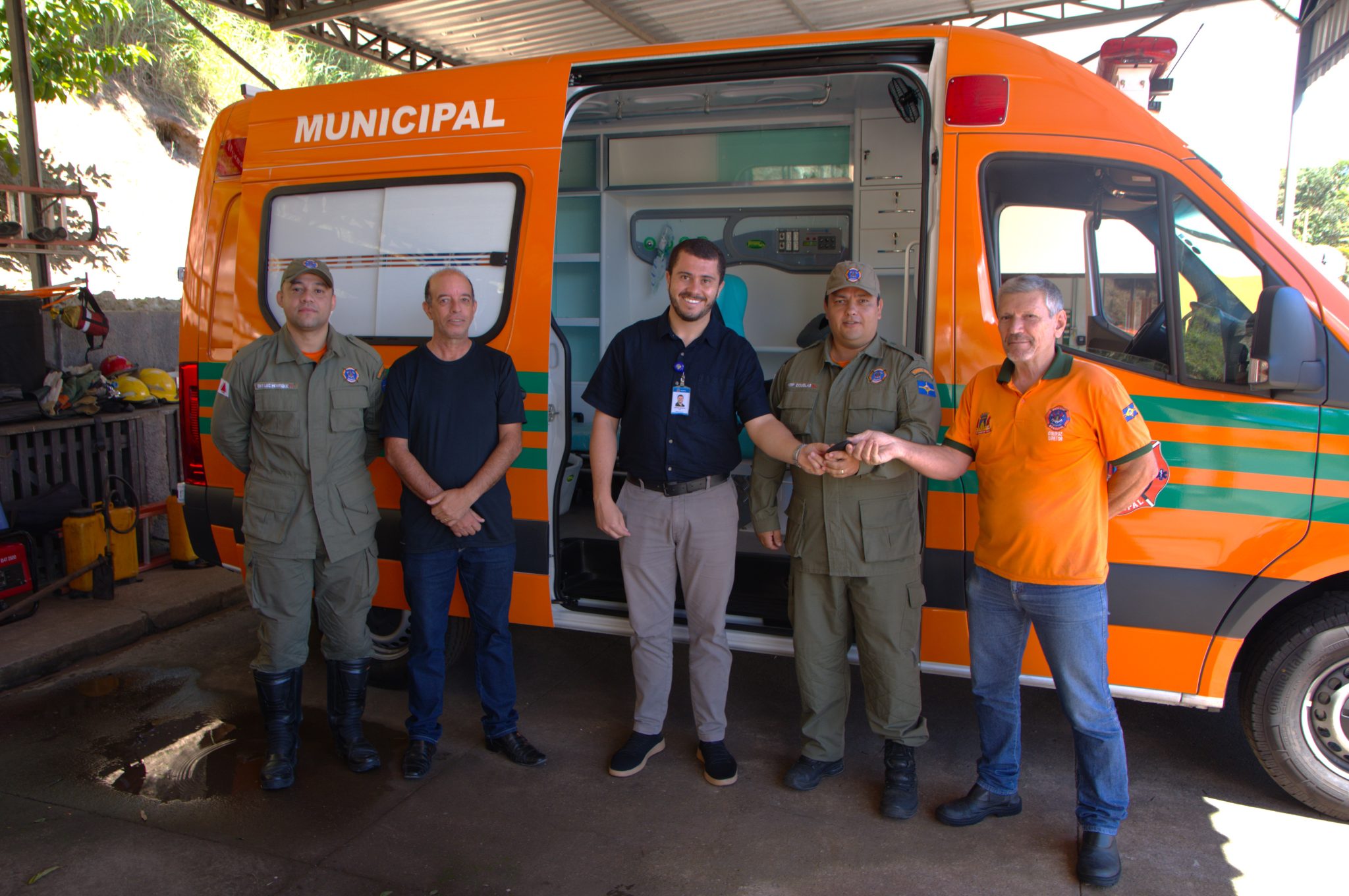 Prefeitura de Itabirito entrega nova ambulância à Brigada Municipal