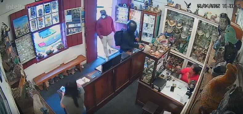 Dois criminosos roubam joalheria na cidade histórica de Ouro Preto