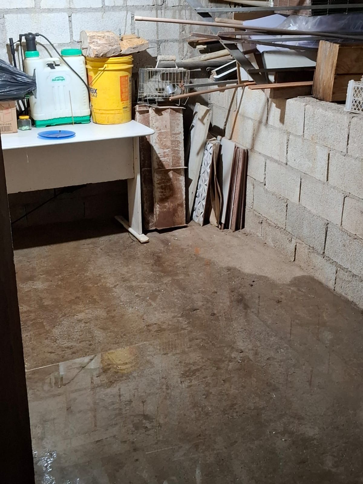 Moradores da Rua Tombadouro, em Cachoeira do Campo, sofrem com retorno de esgoto em suas casas