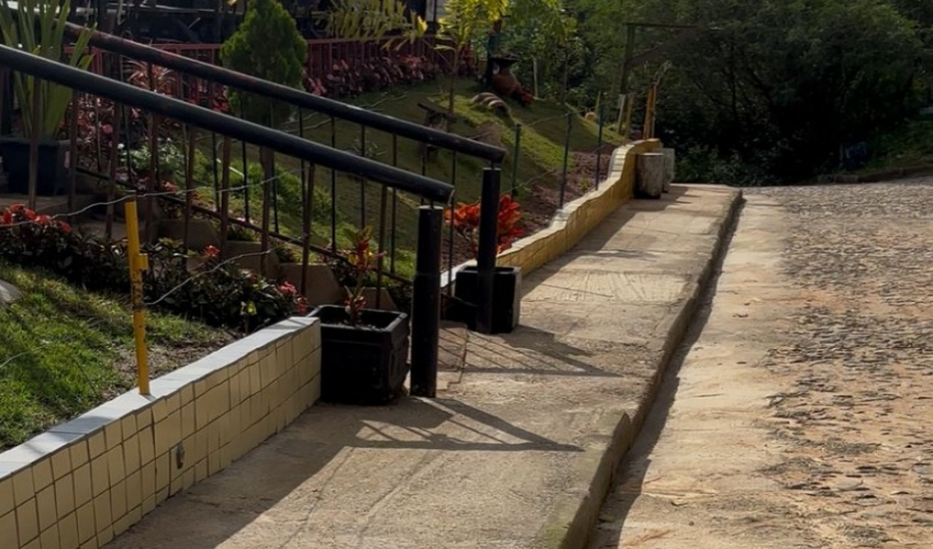 Calçamento na Rua do Descansador, em Lavras Novas, tem 70% dos serviços concluídos