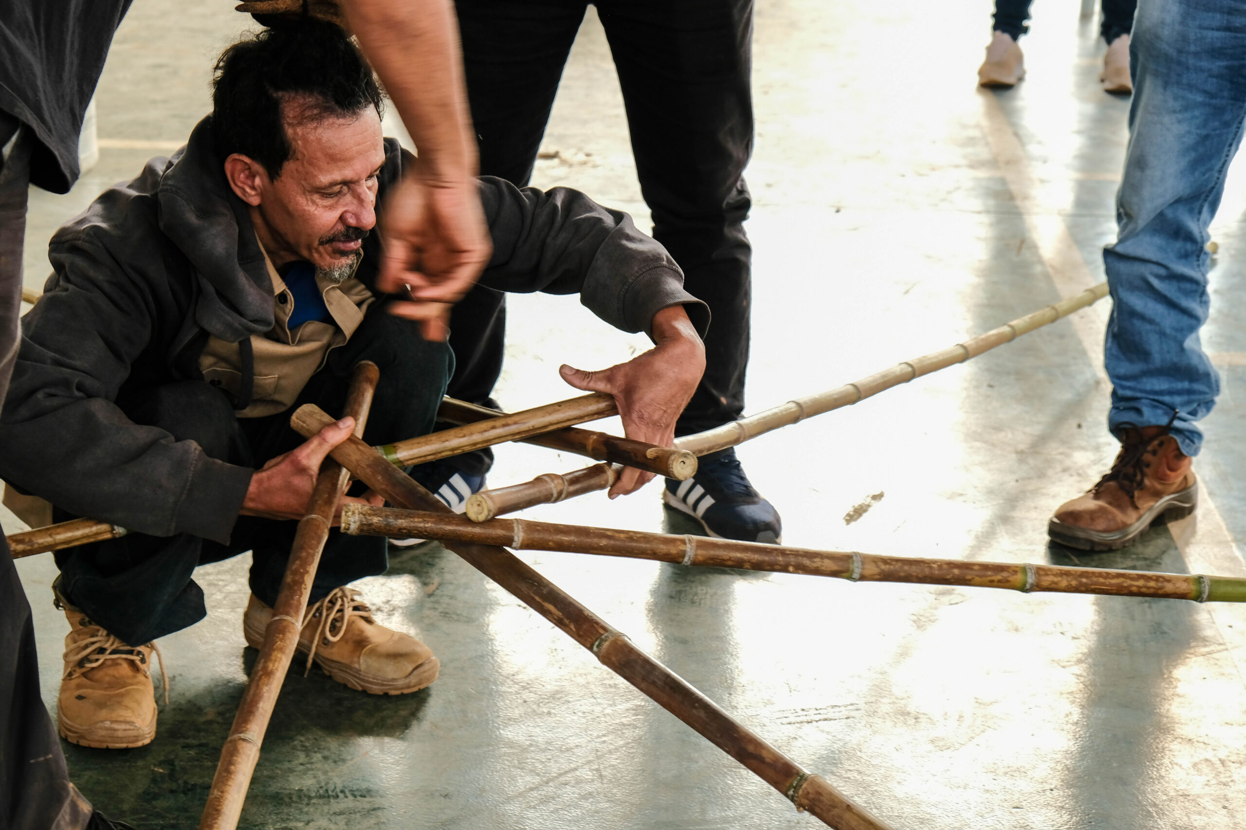 Mariana recebe oficina de manuseio de bambu