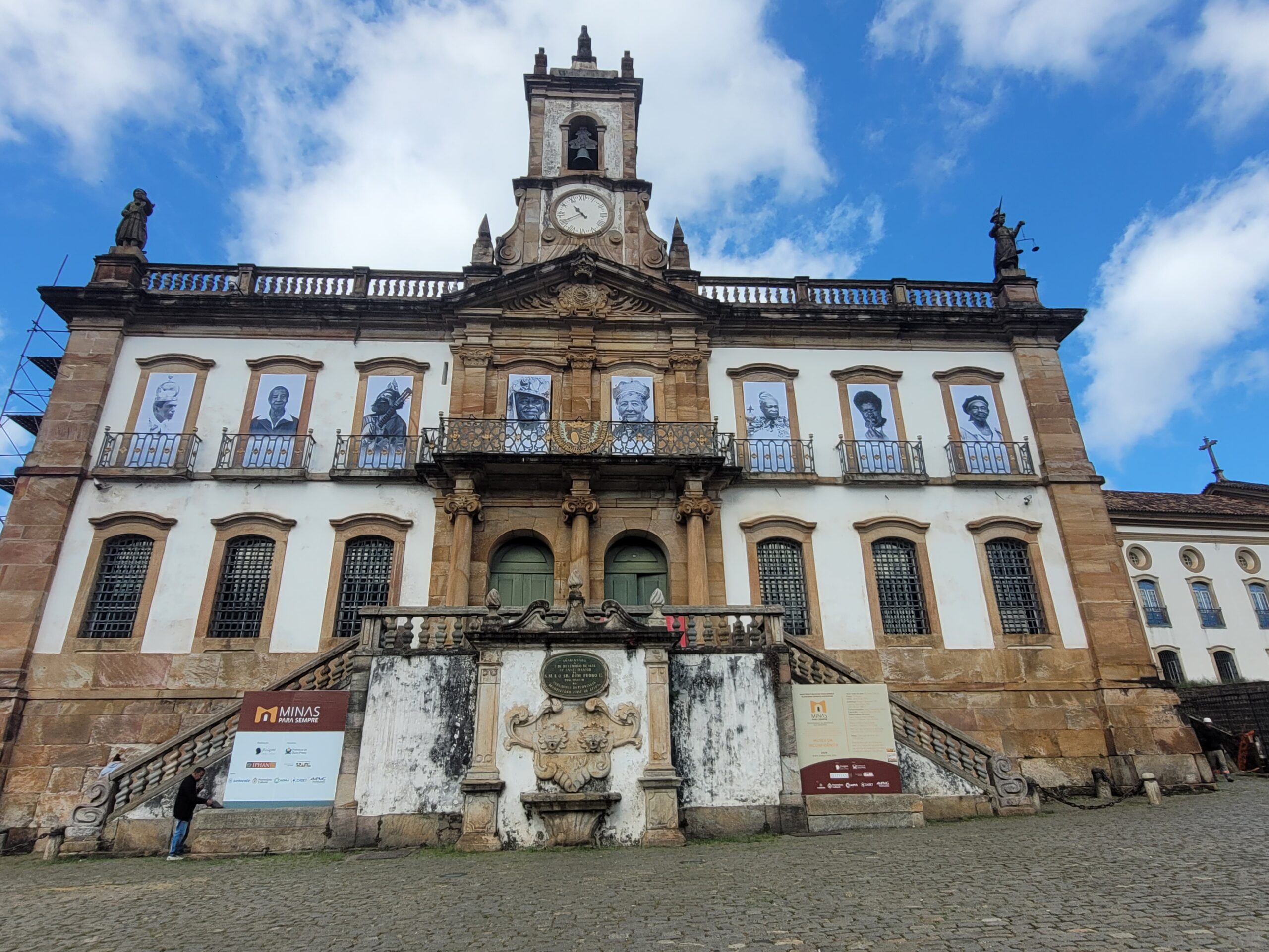 Museu da Inconfidência estampa exposição “Arte nas Janelas” em homenagem à personalidades icônicas da cultura de Ouro Preto