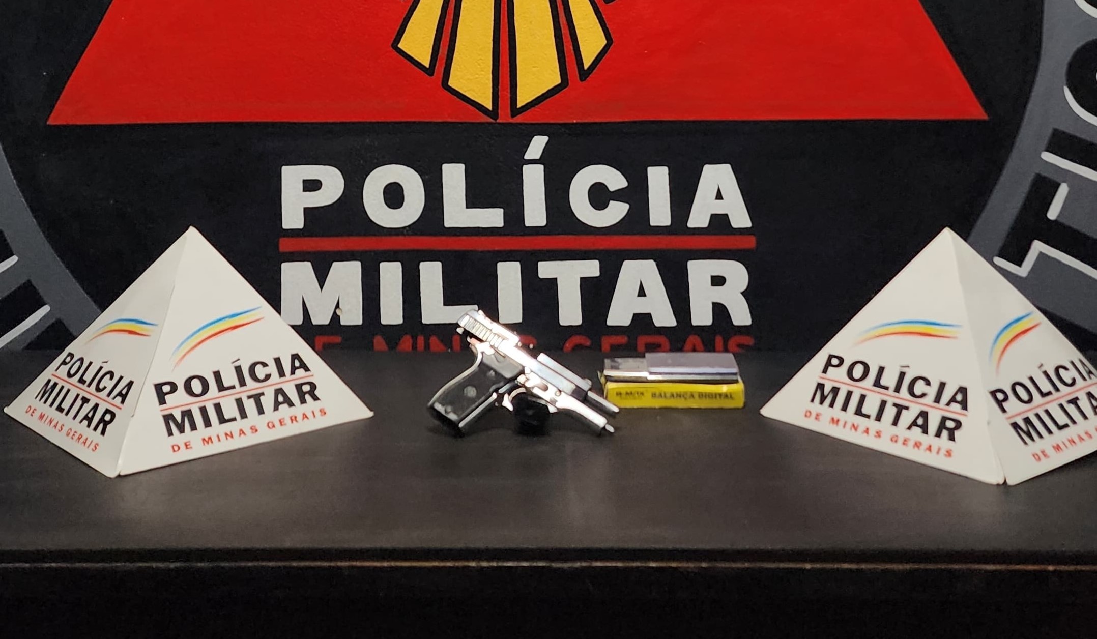Polícia Militar apreende pistola e materiais ilícitos em residência de Ouro Preto