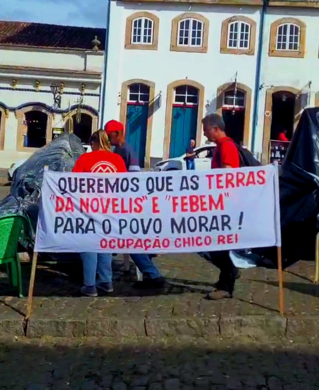 Manifestantes de movimento de luta por moradia ocupam Centro Histórico de Ouro Preto