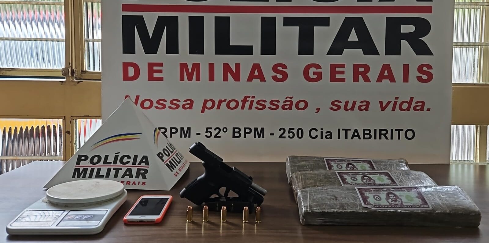 Homem é preso em Itabirito com carro de fundo falso, arma e drogas