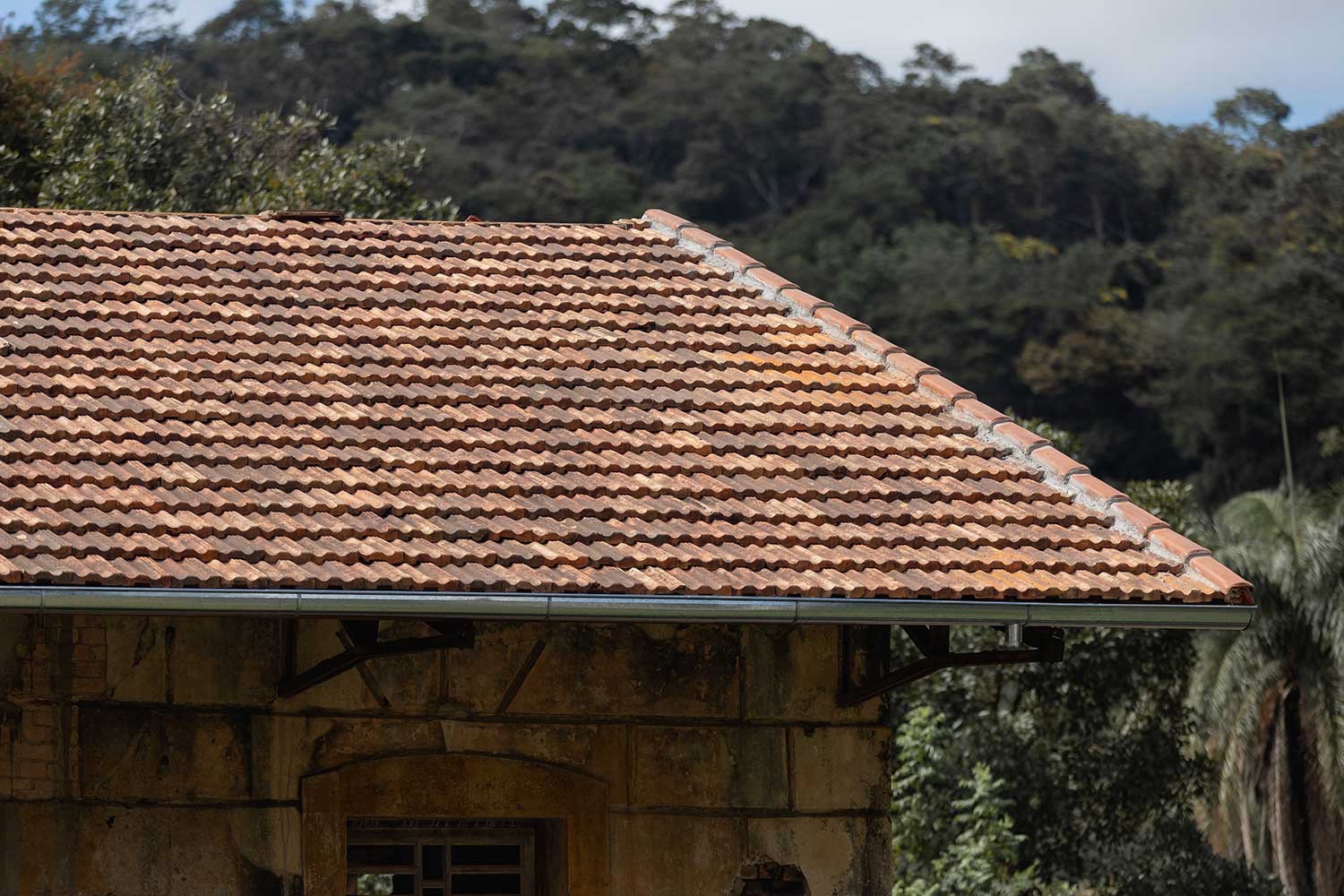 Obras na Estação de Engenheiro Corrêa avançam com reconstrução do telhado