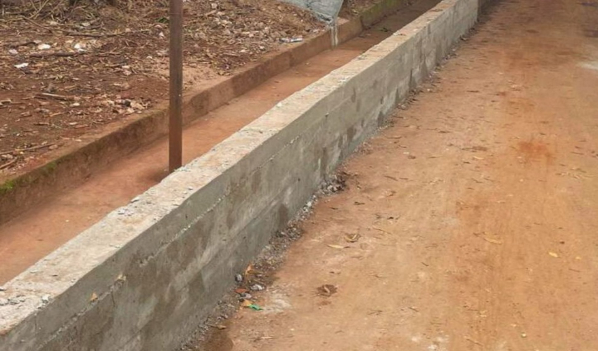 Secretaria de Obras recupera drenagem na rua Timbopeba, em Antônio Pereira