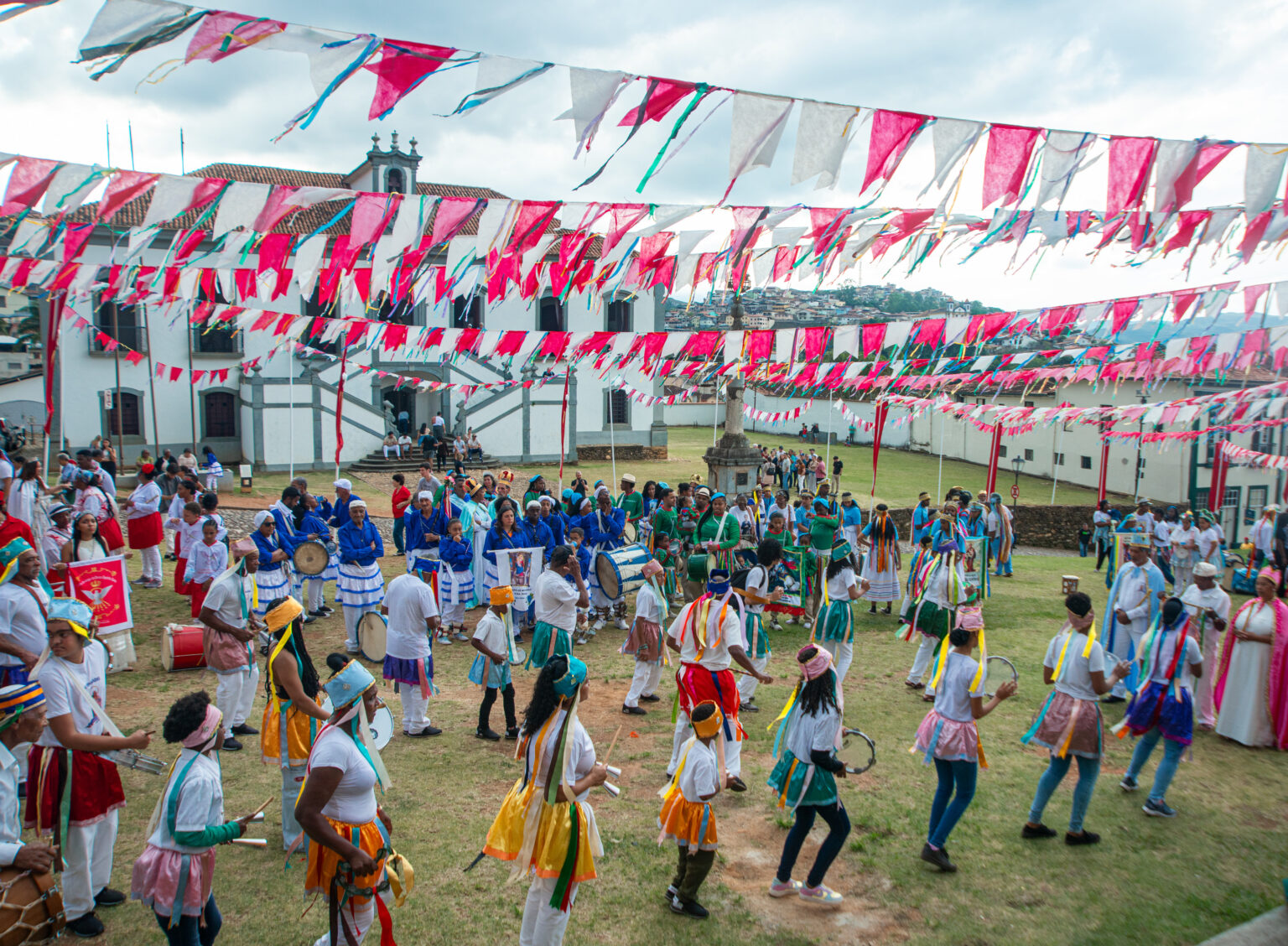 Festa do Divino e 15º Encontro de Congados movimentam Mariana com celebrações de fé e tradição popular