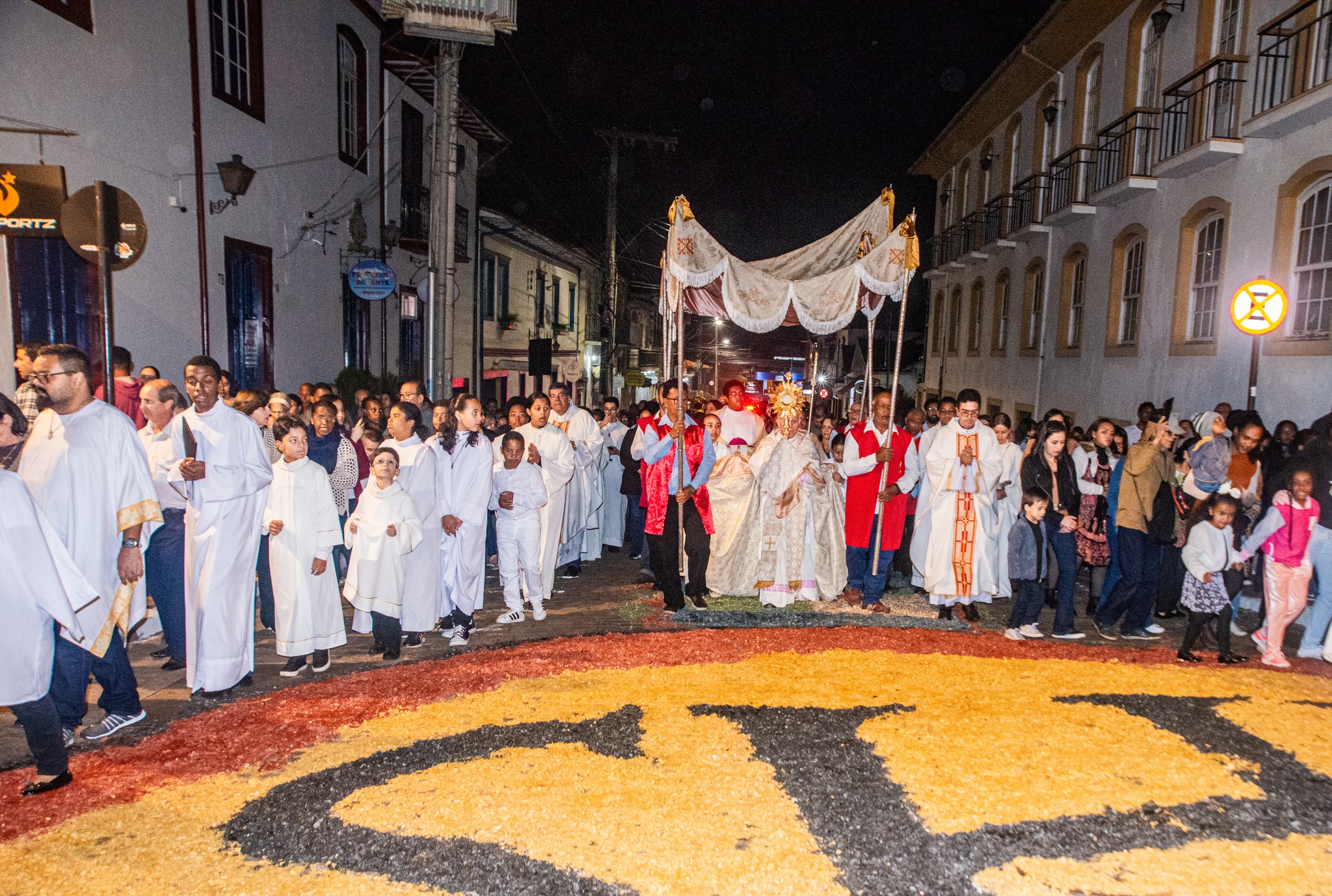 Fiés acompanham celebração do Corpus Christi em Mariana