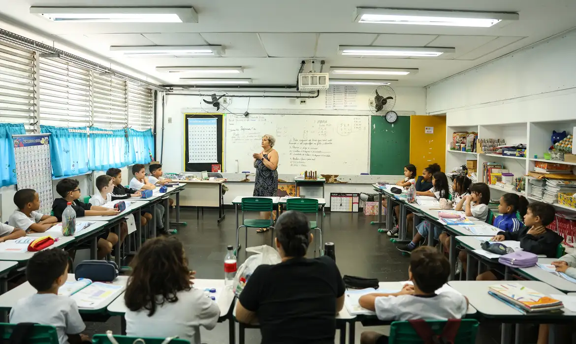Mariana adere ao programa federal “Mais Professores” para fortalecer o quadro docente do município