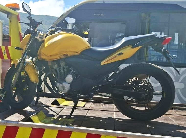 PM apreende moto e drogas em Ouro Preto