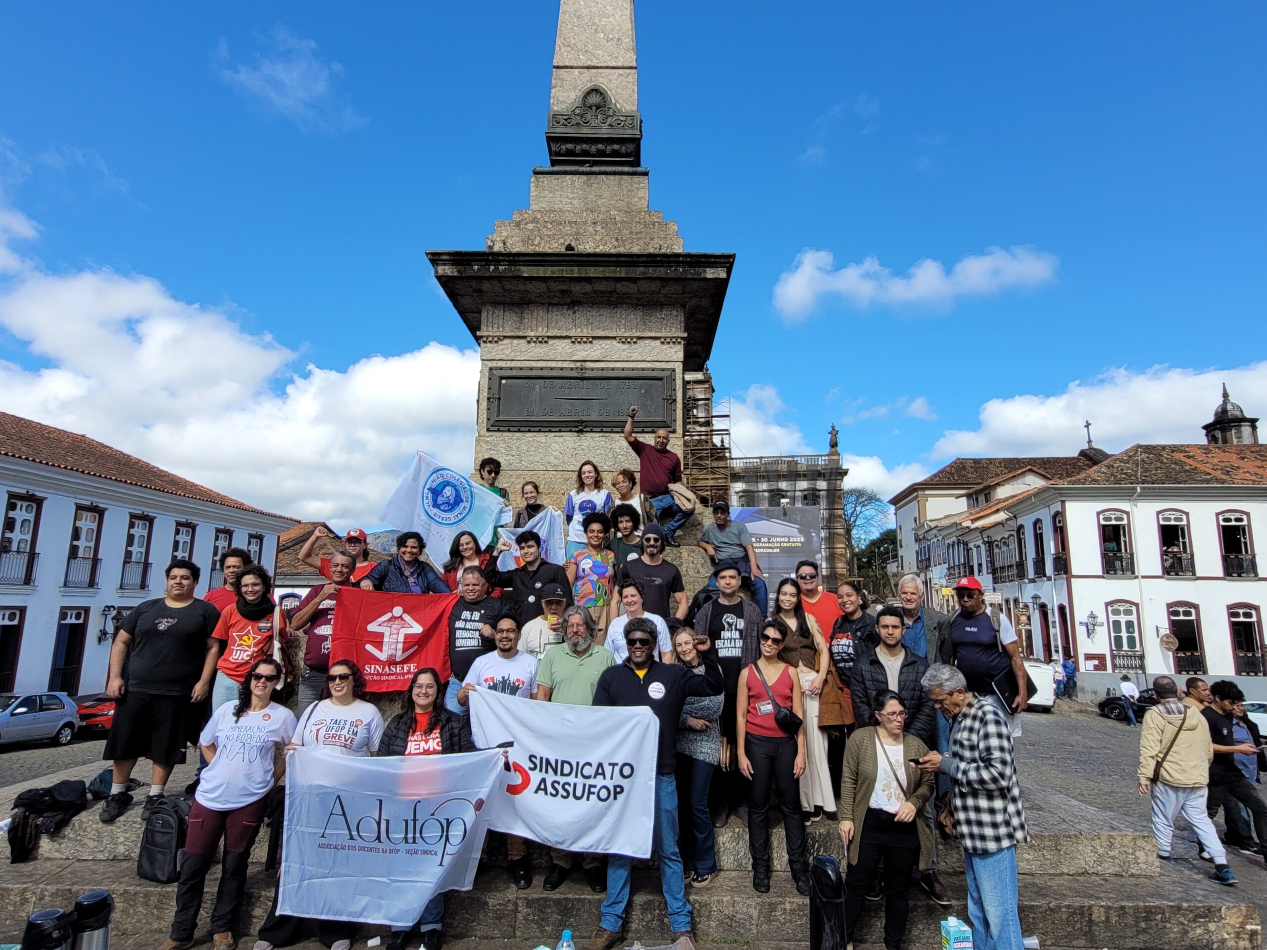 UFOP: Professores de Ouro Preto apoiam a Paralisação Nacional de Educação e se reúnem no Centro Histórico do município