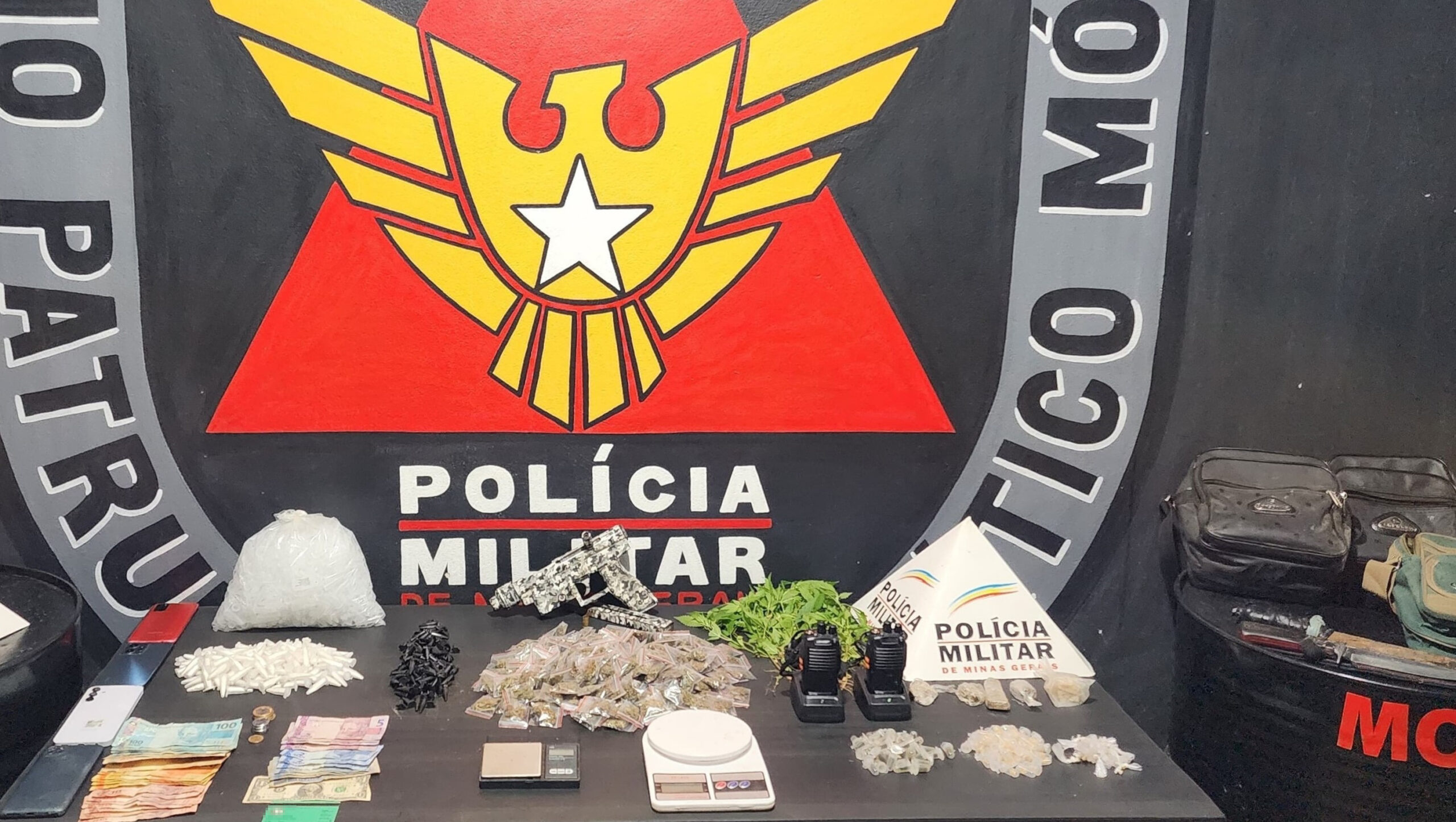 Operação da PM em Amarantina desmonta área usada para tráfico e apreende suspeitos, drogas, arma e materiais diversos
