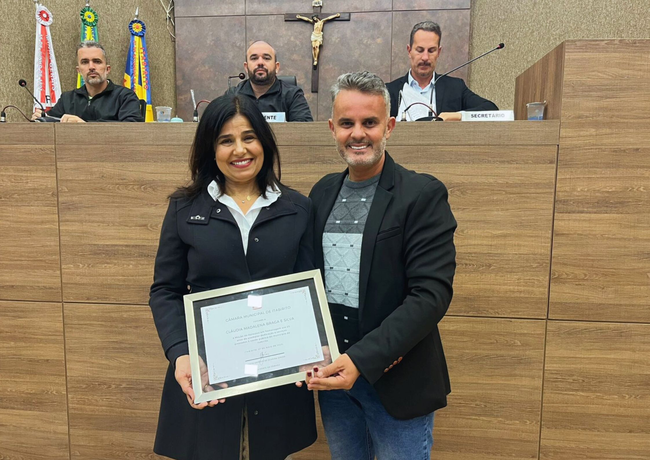 Farmacêutica Cláudia Madalena é homenageada na Câmara por 25 anos de dedicação à saúde pública de Itabirito