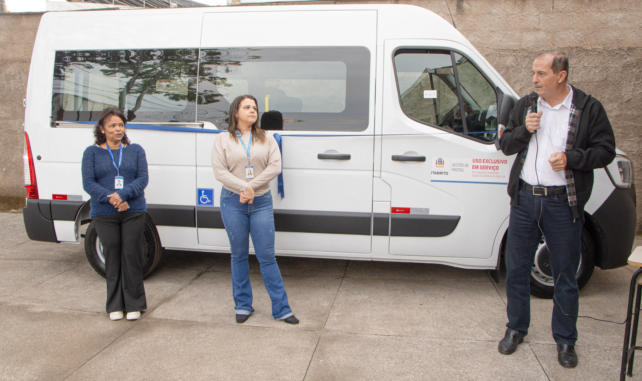 Prefeitura de Itabirito entrega nova van para transporte de pacientes em processo de reabilitação