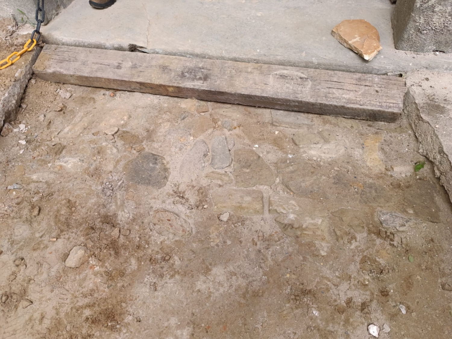 Arqueólogos descobrem piso original da parte externa da Igreja Bom Jesus de Matozinhos, São Miguel e Almas