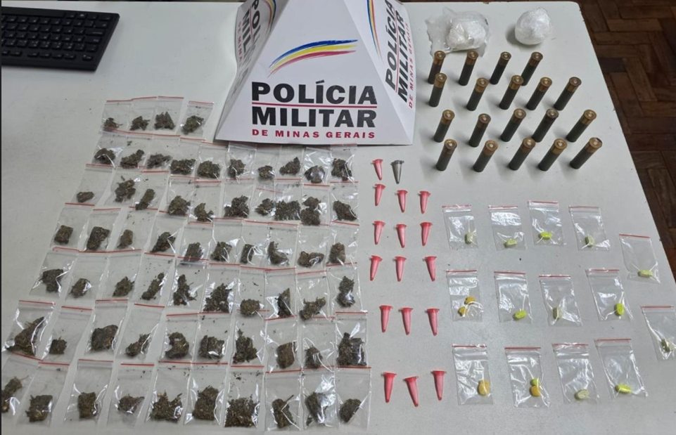 Homens fogem, mas Polícia Militar consegue apreender drogas e prender mulher por suspeita de associação ao tráfico