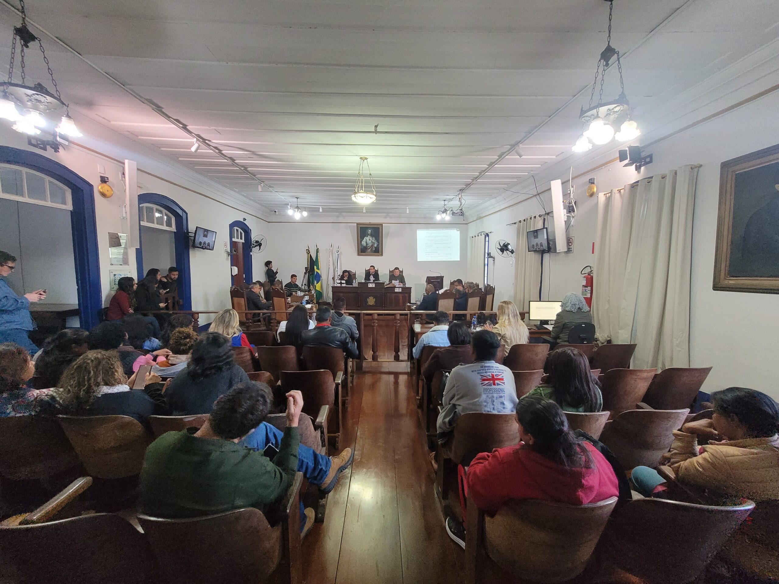 SindUTE-MG e vereadores de Ouro Preto se manifestam diante do Programa das Escolas Cívico-Militares, promovido pelo Governo de Minas