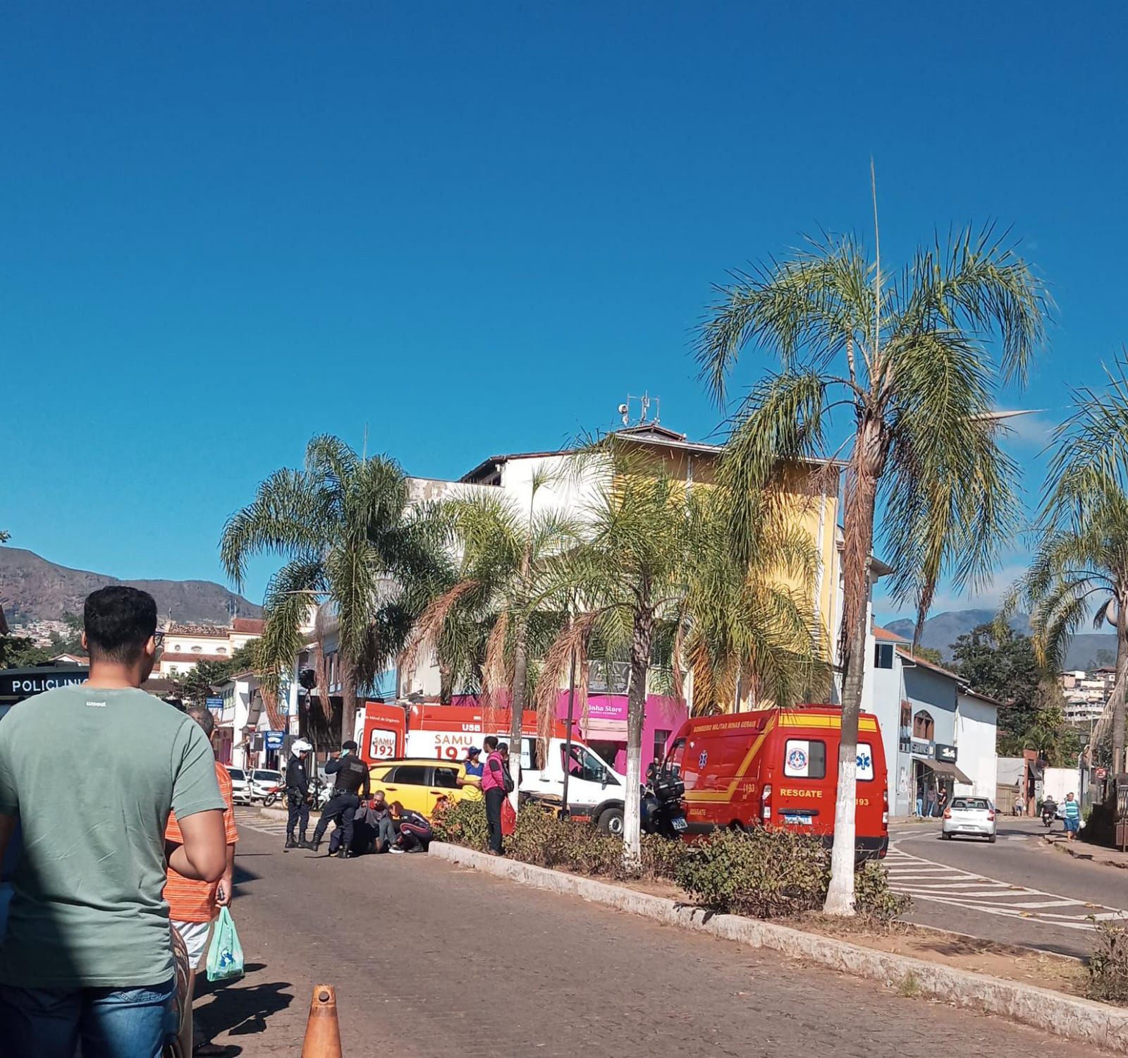 Tragédia em Mariana: após colidir contra porta de carro, motoclista morre atropelada por ônibus