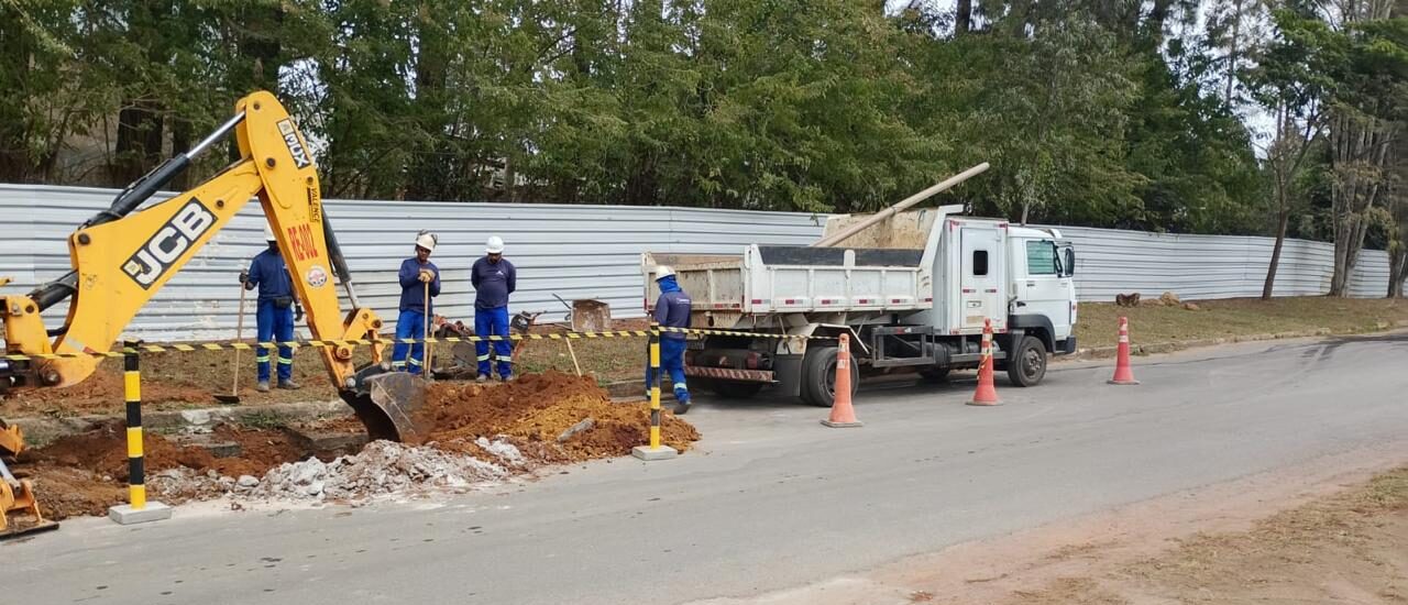 Restos de tubos transformam-se em itens de segurança nas obras da Saneouro