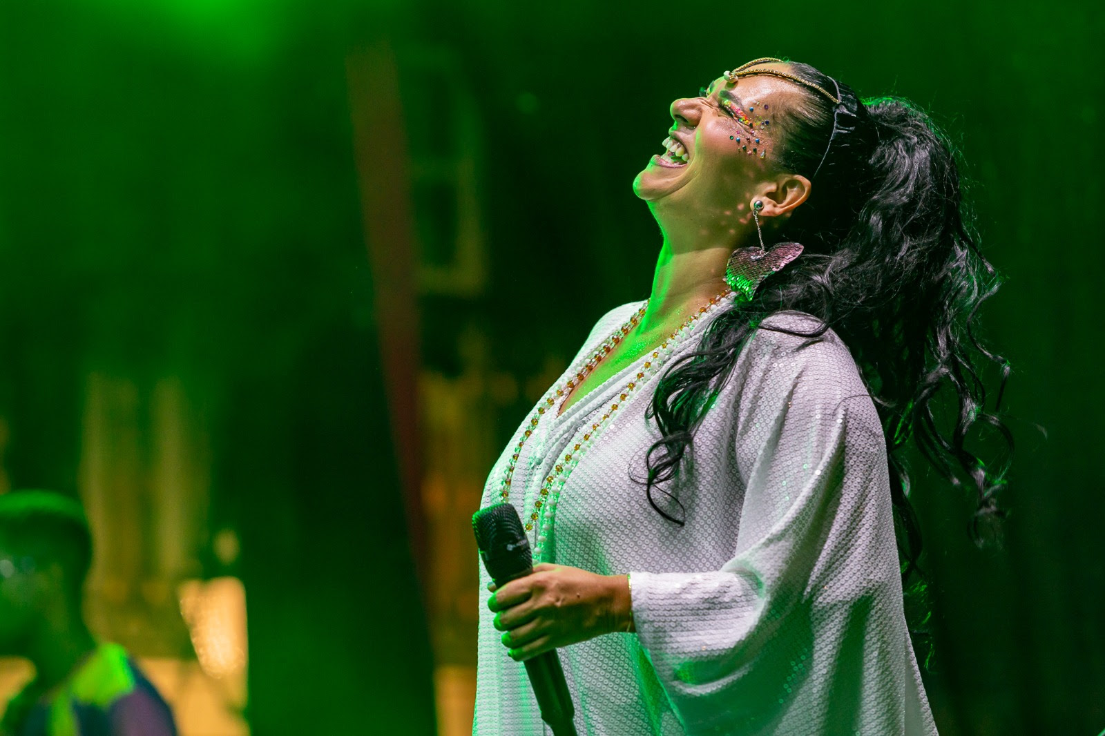 Silvia Gomes leva roda de samba à Feirinha da Rodoviária de Cachoeira do Campo neste sábado