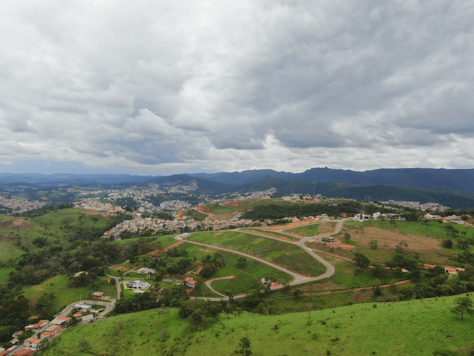 Regularização fundiária garante títulos de propriedade a famílias do Retiro AcquaVille, em Itabirito