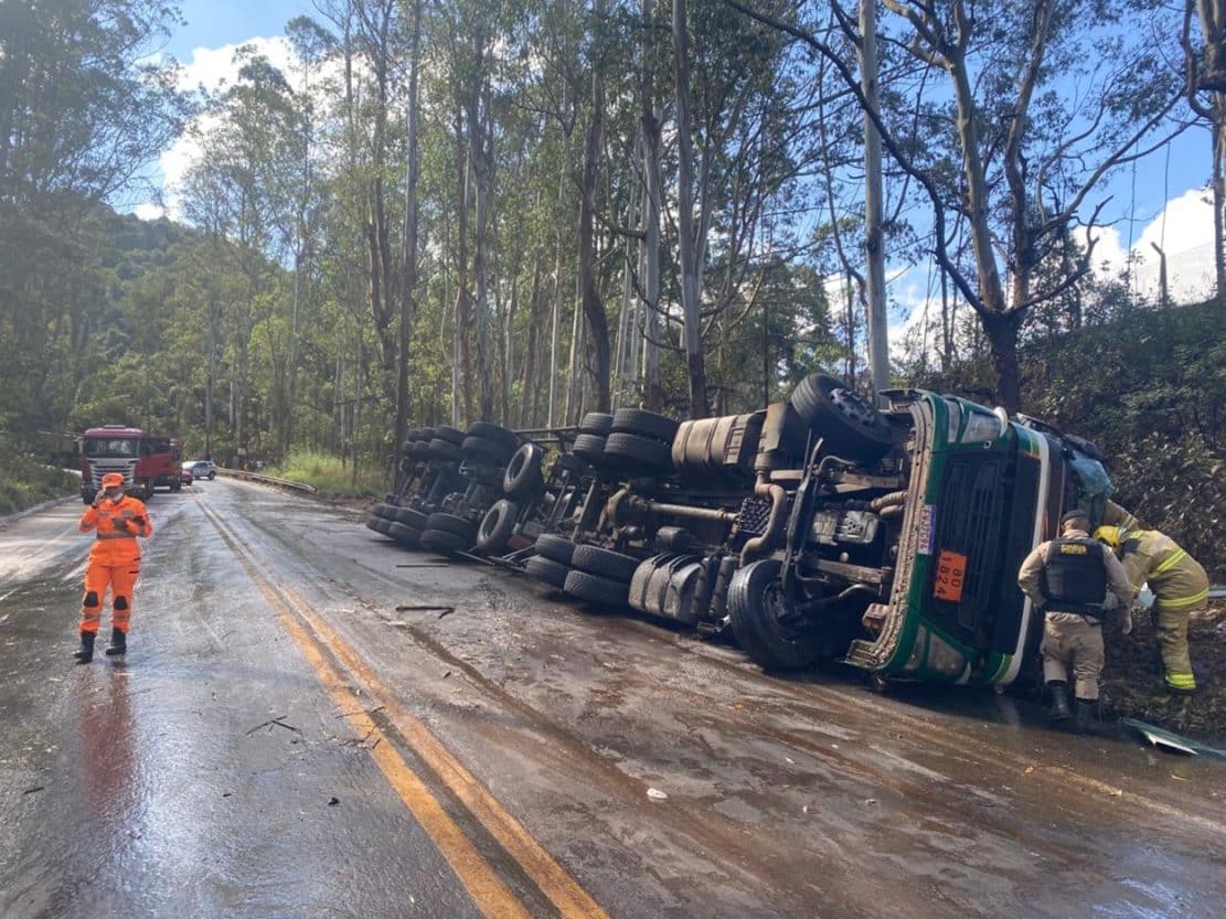 Carreta com soda cáustica tomba, derruba líquido e coloca Ribeirão do Carmo sob risco