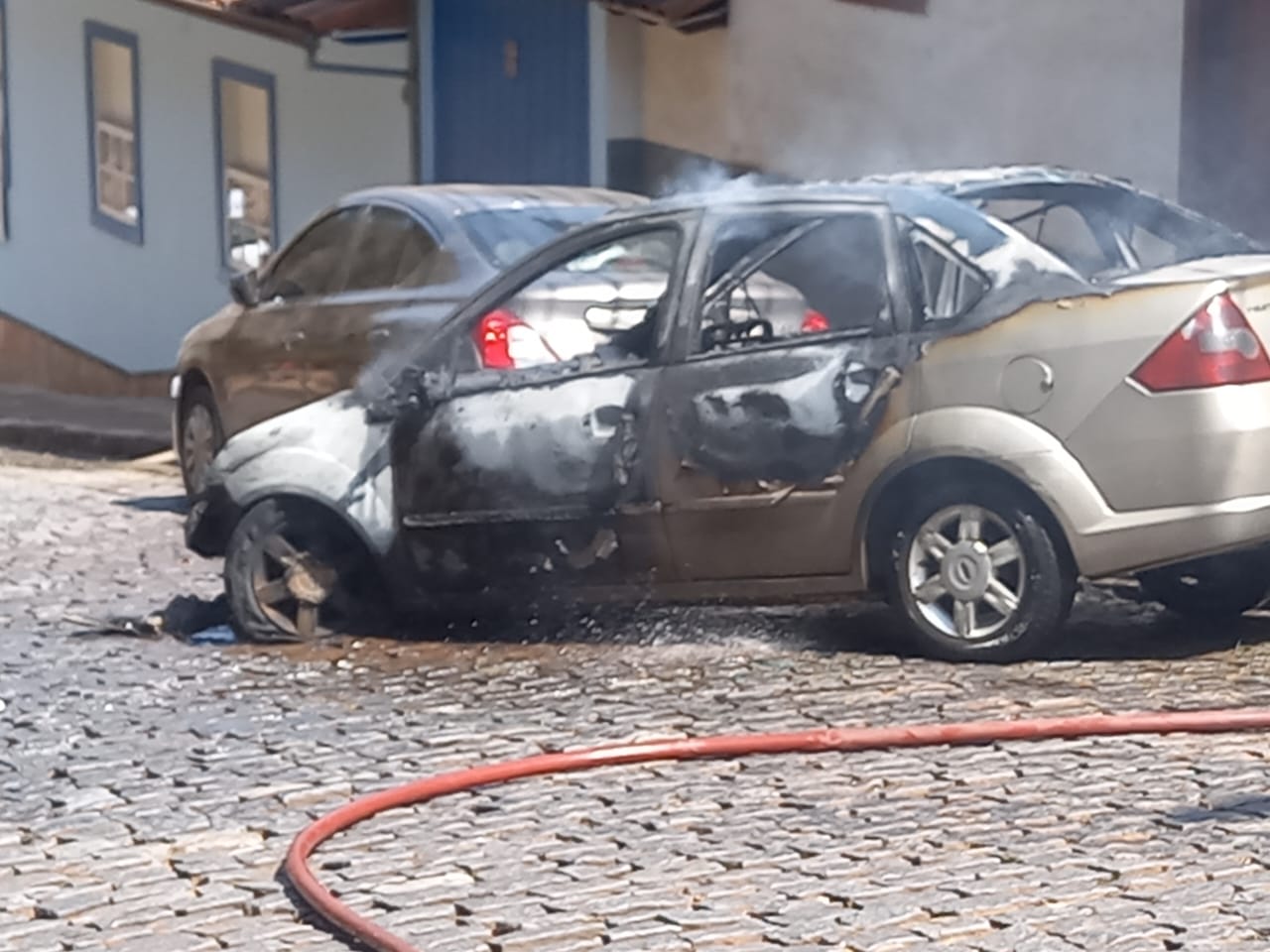 Carro pega fogo no Centro Histórico de Ouro Preto e fica totalmente destruído