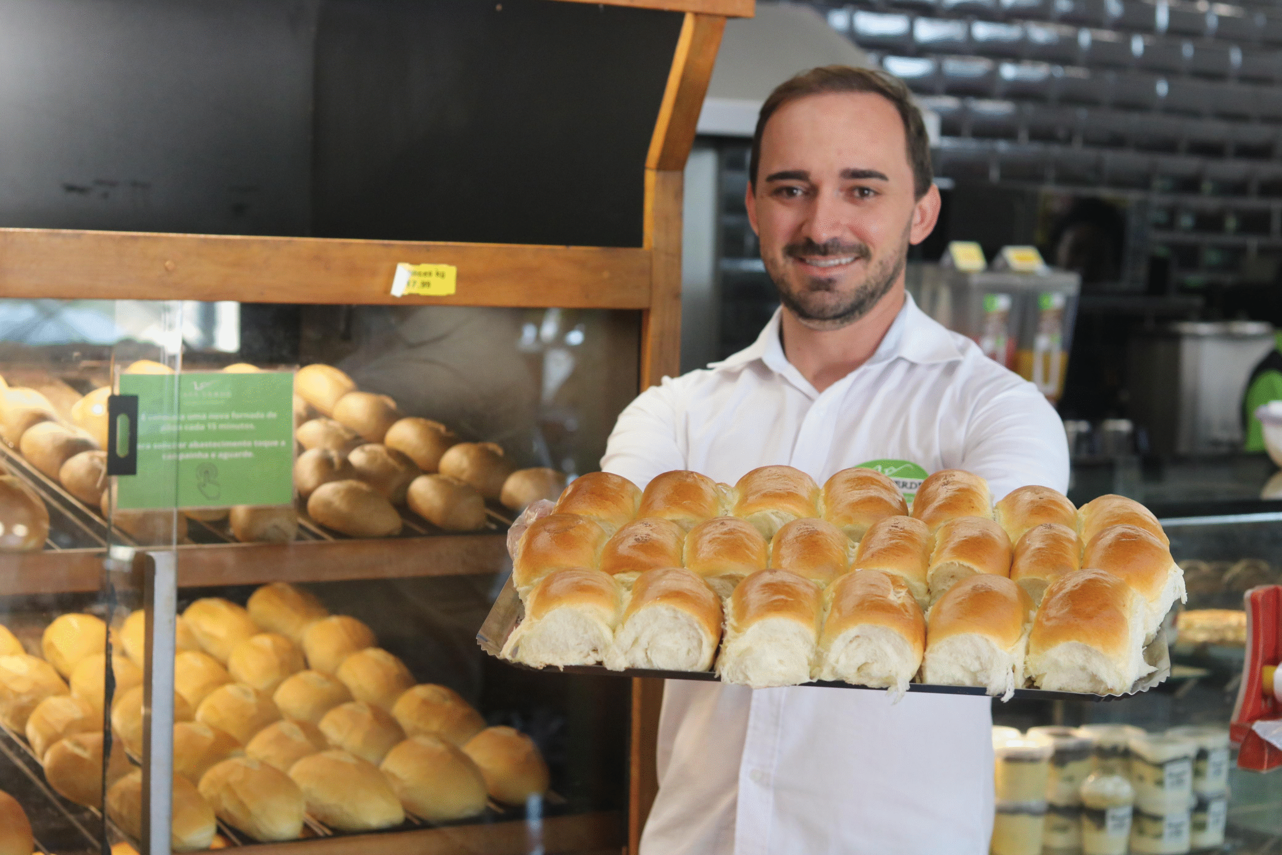 Pão quentinho a cada 40 minutos: receita é sucesso de empreendedor em distrito de Ouro Preto