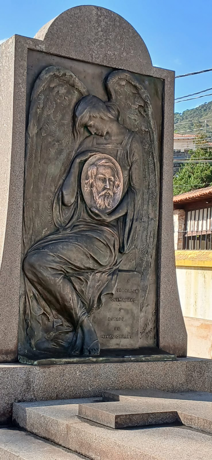 Restauradores fazem trabalho de conservação preventiva no túmulo de Bernardo Guimarães