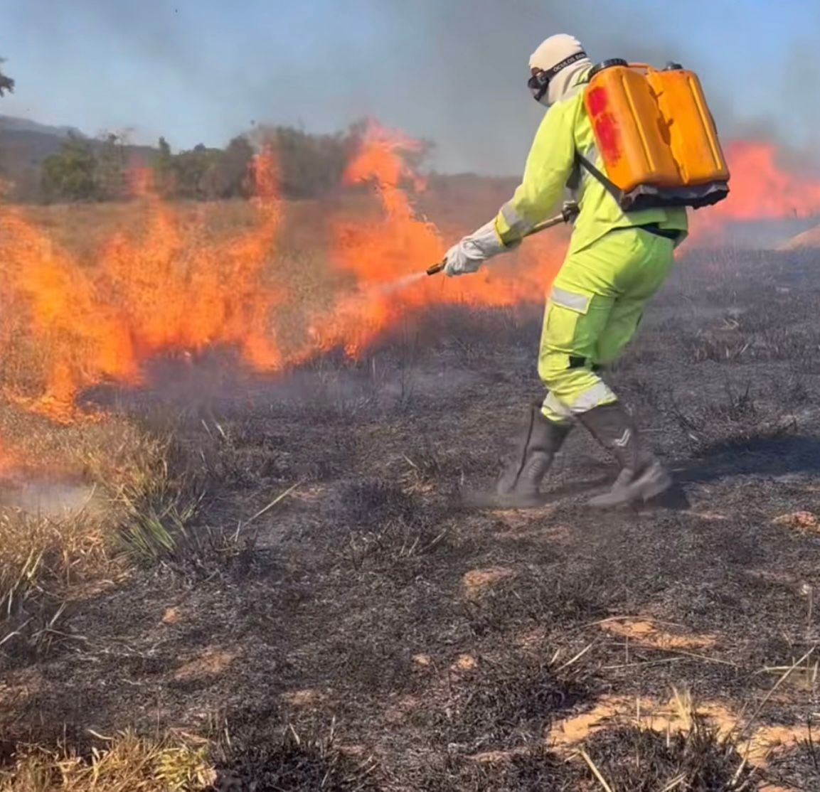 Brigadistas voluntários e Bombeiros combatem incêndios em Santo Antônio do Leite