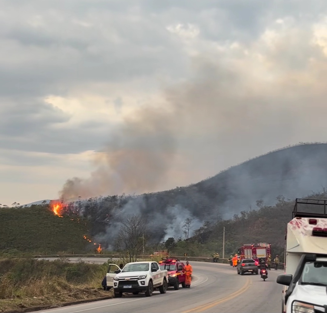 Homens são presos suspeitos de provocar incêndio em vegetação às margens da BR-356 em Mariana