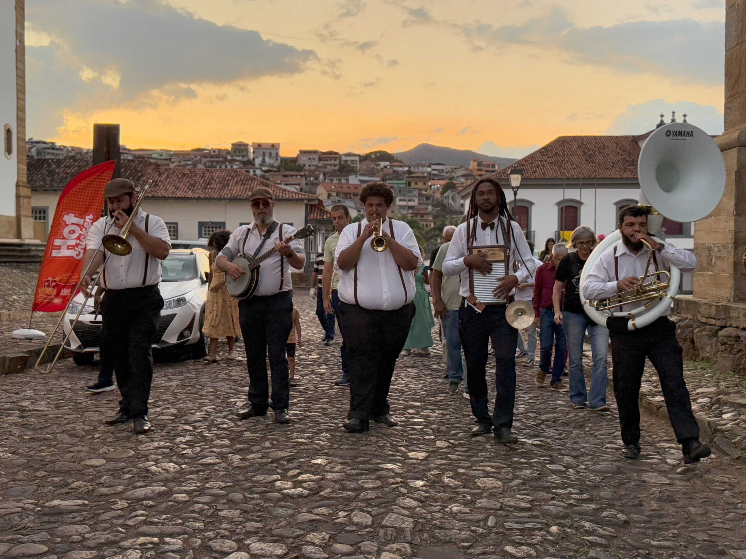 Flimari encerra terceira edição com cortejo cultural e lançamento de livro-baralho