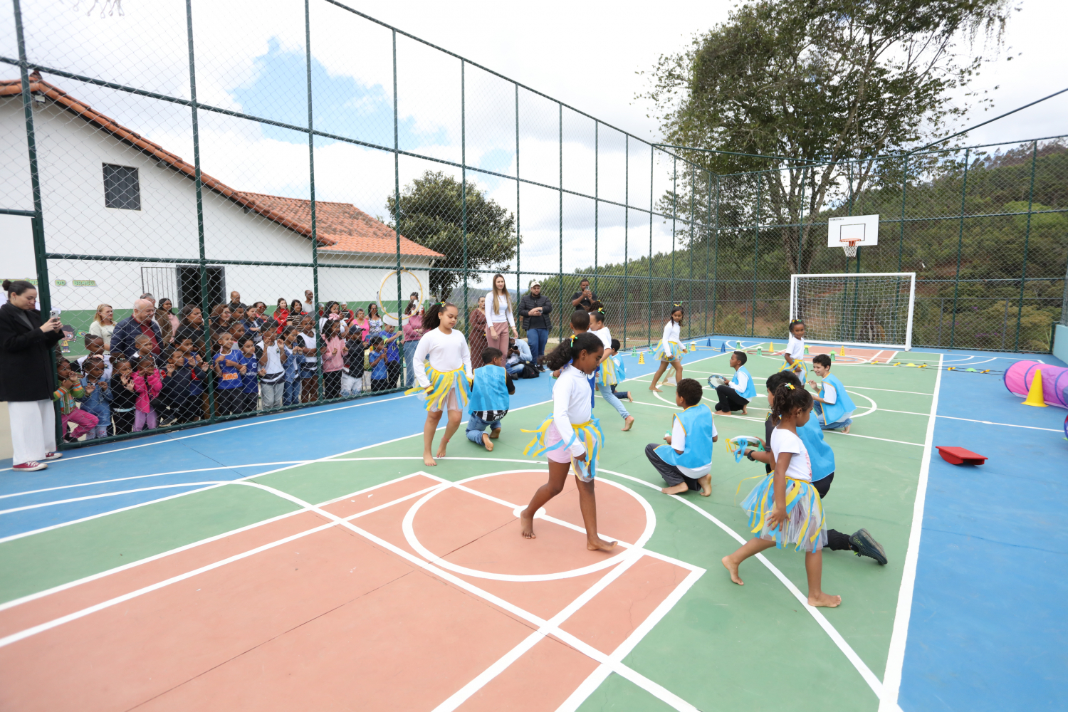 Prefeitura de Ouro Preto entrega quadra esportiva em Serra dos Cardosos