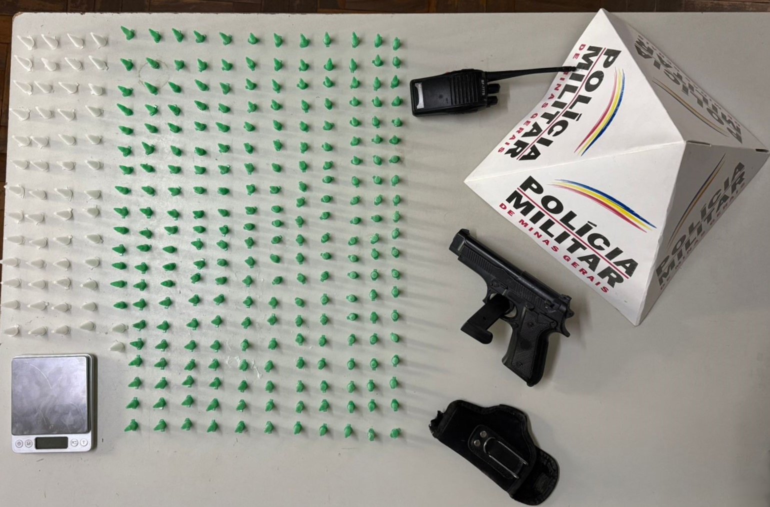 Suspeitos escapam, mas PM apreende drogas e materiais em ação no bairro Padre Adelmo