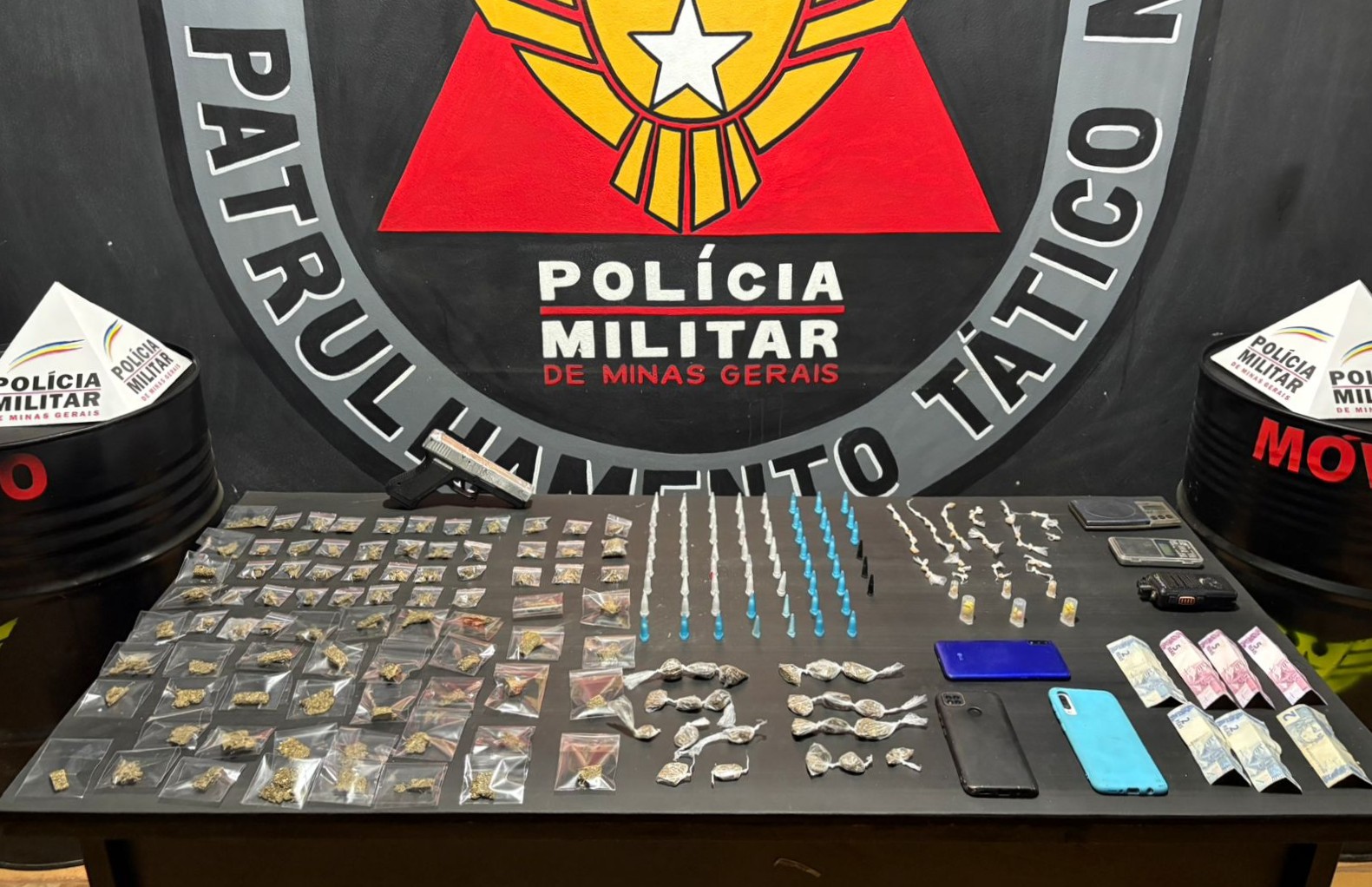 Homem de 23 anos é preso com drogas e réplica de arma em Itabirito