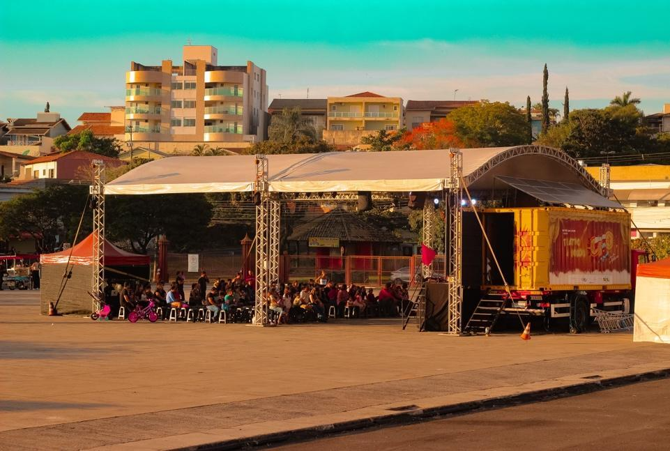 Teatro Móvel Solar leva arte e consciência ambiental às ruas de Mariana