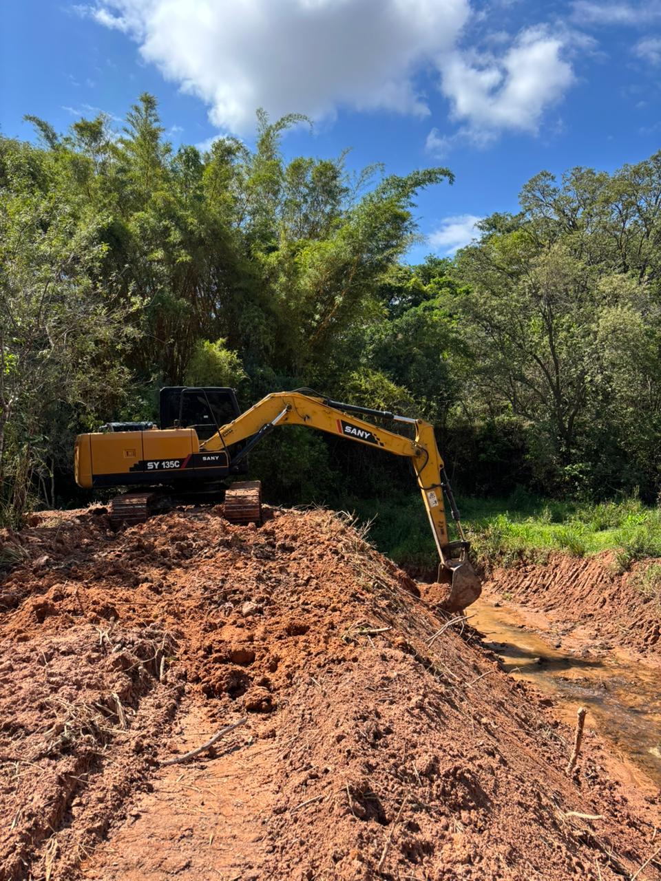 Córrego do Prata passa por desassoreamento no distrito de Amarantina