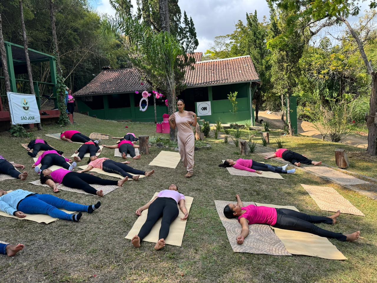 Colaboradoras têm momento de Yoga no Espaço Conviver em comemoração ao Outubro Rosa