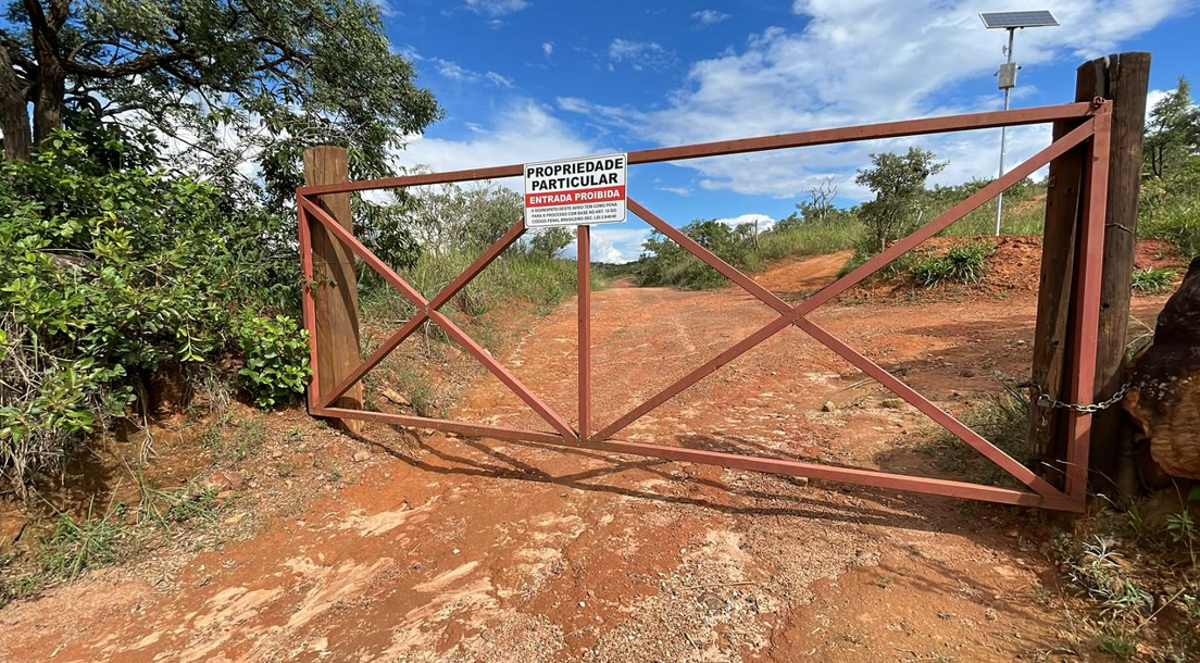 Sitiante denuncia fechamento de estradas municipais por mineradora, empresa contesta e afirma que não há qualquer passagem pública em seu território