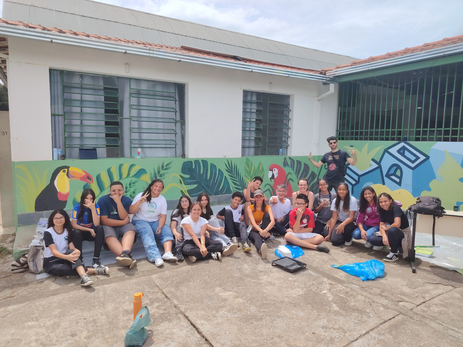 Paredes da escola de Amarantina são pintadas em oficina do Latino Graff